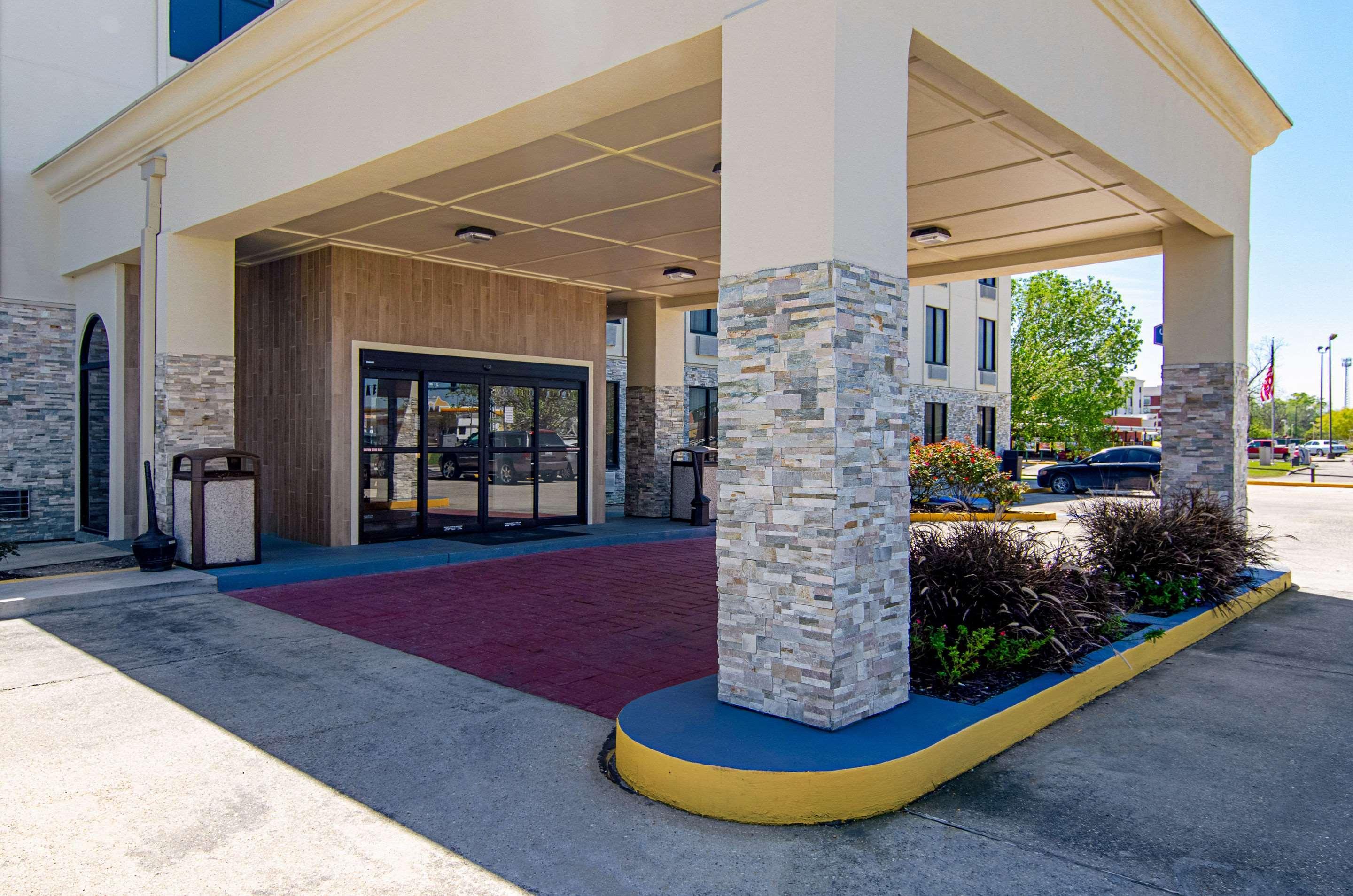 Quality Inn & Suites Near Tanger Outlet Mall Gonzales Exterior foto