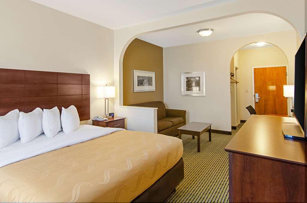 Quality Inn & Suites Near Tanger Outlet Mall Gonzales Habitación foto