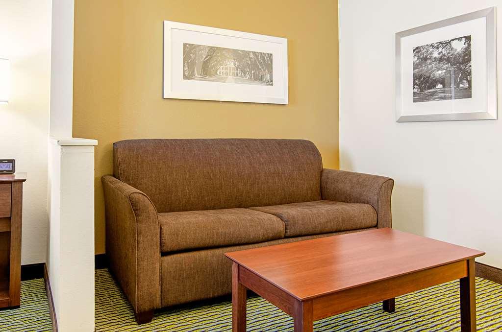 Quality Inn & Suites Near Tanger Outlet Mall Gonzales Habitación foto